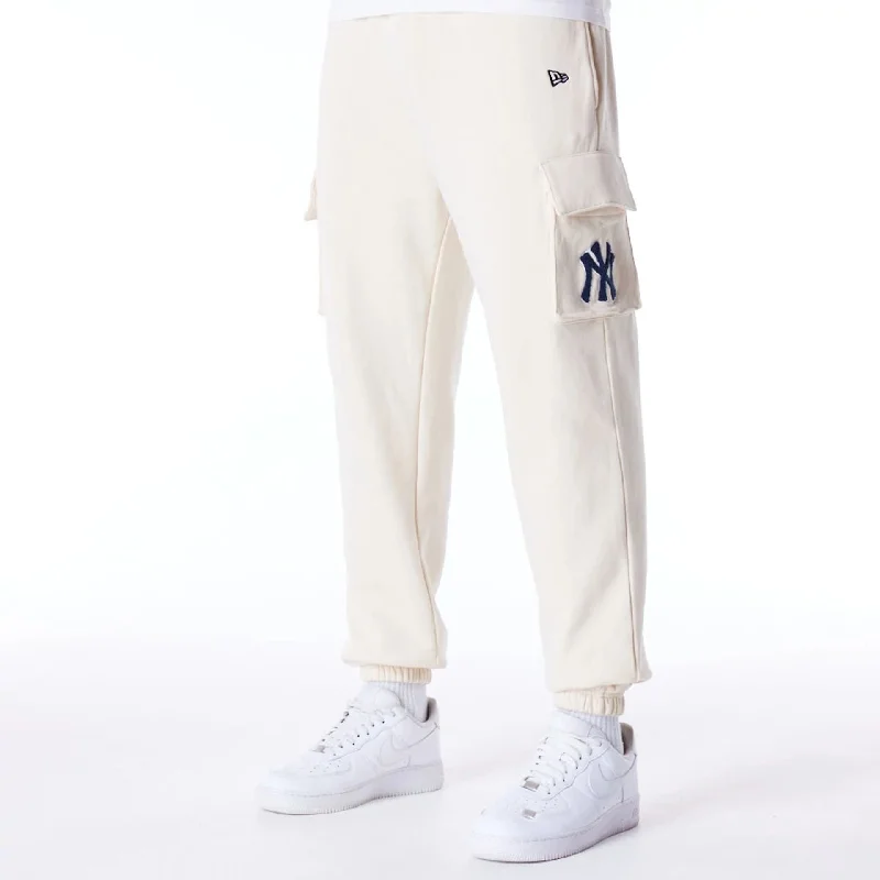 Men's Pants with Ripped and Distressed DetailsNew York Yankees World Series Stone Fleece Cargo Joggers