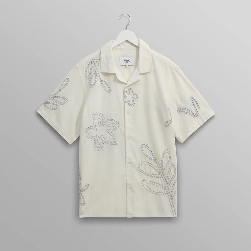 Men's Wingtip-Collar Shirts for a Classic TouchDidcot SS Shirt Oversized Floral (Ecru + Pale Blue) Men's Wingtip-Collar Shirts for a Classic TouchDidcot SS Shirt Oversized Floral (Ecru + Pale Blue)