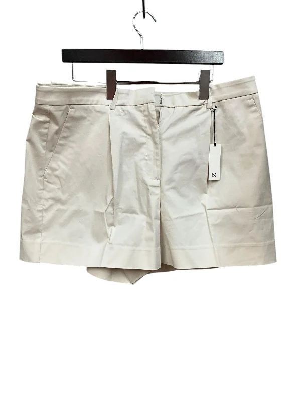 Men's Pants with Moisture-Wicking PropertiesShorts By Banana Republic  Size: 16